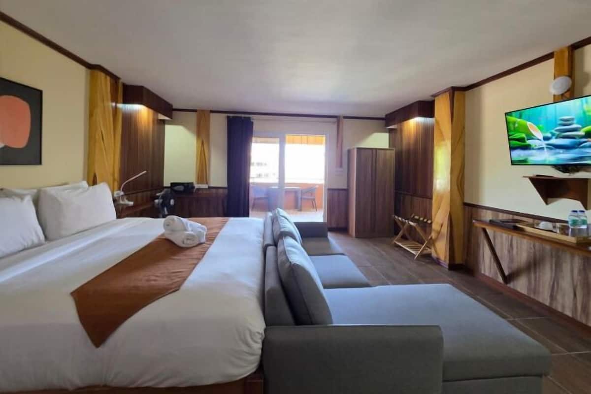 1 bedroom, Egyptian cotton sheets, premium bedding, down duvets
