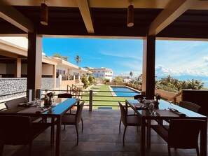 Serveert ontbijt, internationale gerechten, uitzicht op het zwembad