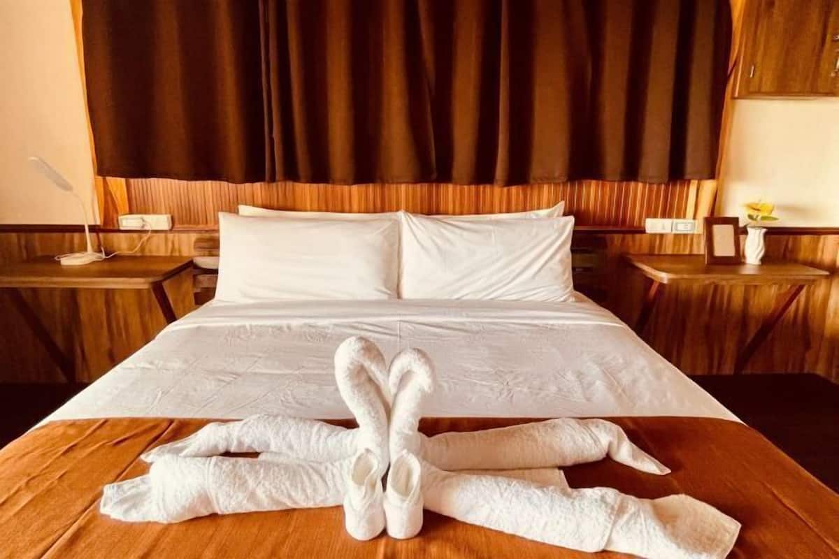 1 bedroom, Egyptian cotton sheets, premium bedding, down duvets