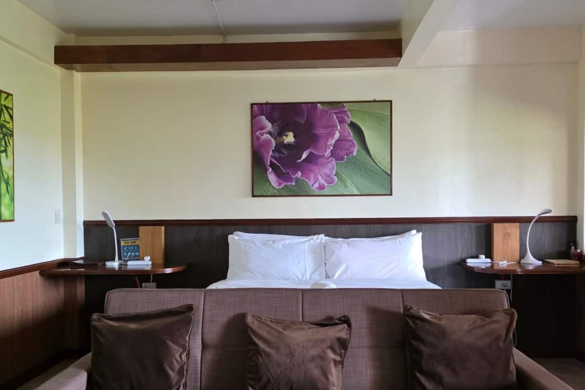 Deluxe Room, 1 King Bed | Egyptian cotton sheets, premium bedding, down comforters, pillowtop beds