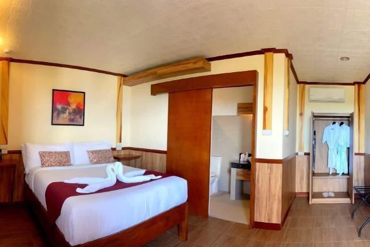 1 bedroom, Egyptian cotton sheets, premium bedding, down duvets