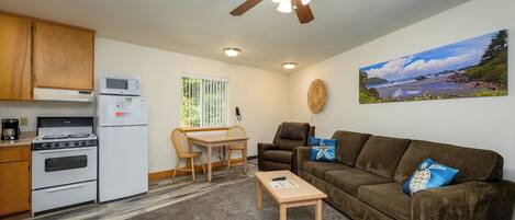 Deluxe Apartment, 1 Queen Bed with Sofa bed, Kitchen | Living area