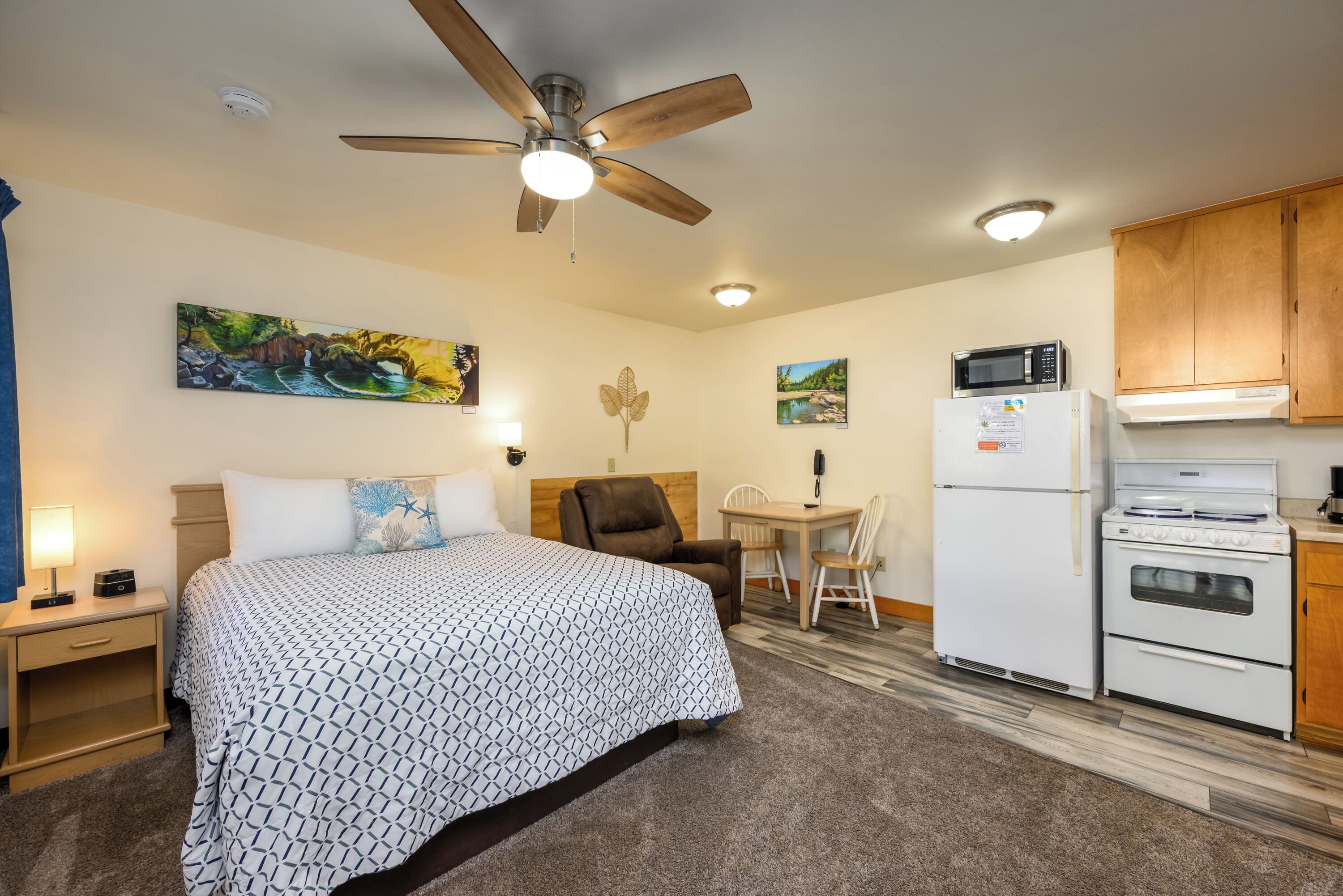 华丽公寓, 2 张大床, 厨房 | 起居区 | 32-英寸纯平电视（配备有线频道）、电视、Netflix