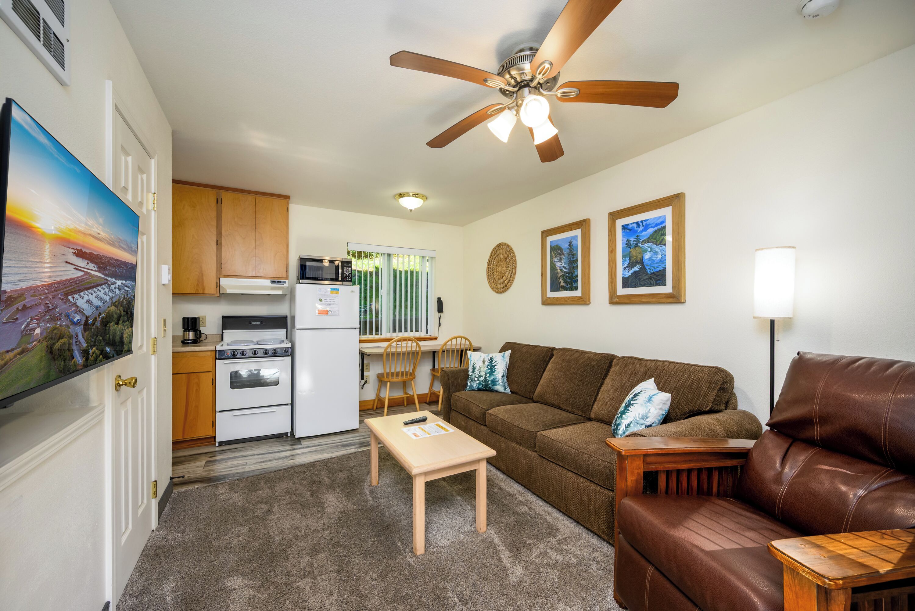 Deluxe Apartment, 1 Queen Bed with Sofa bed, Kitchen | Living area | 32-inch flat-screen TV with cable channels, TV, Netflix