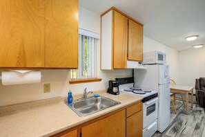 Apartemen Deluks, 1 Tempat Tidur Queen dengan tempat tidur Sofa, dapur | Dapur pribadi | Lemari es besar, microwave, oven, dan kompor