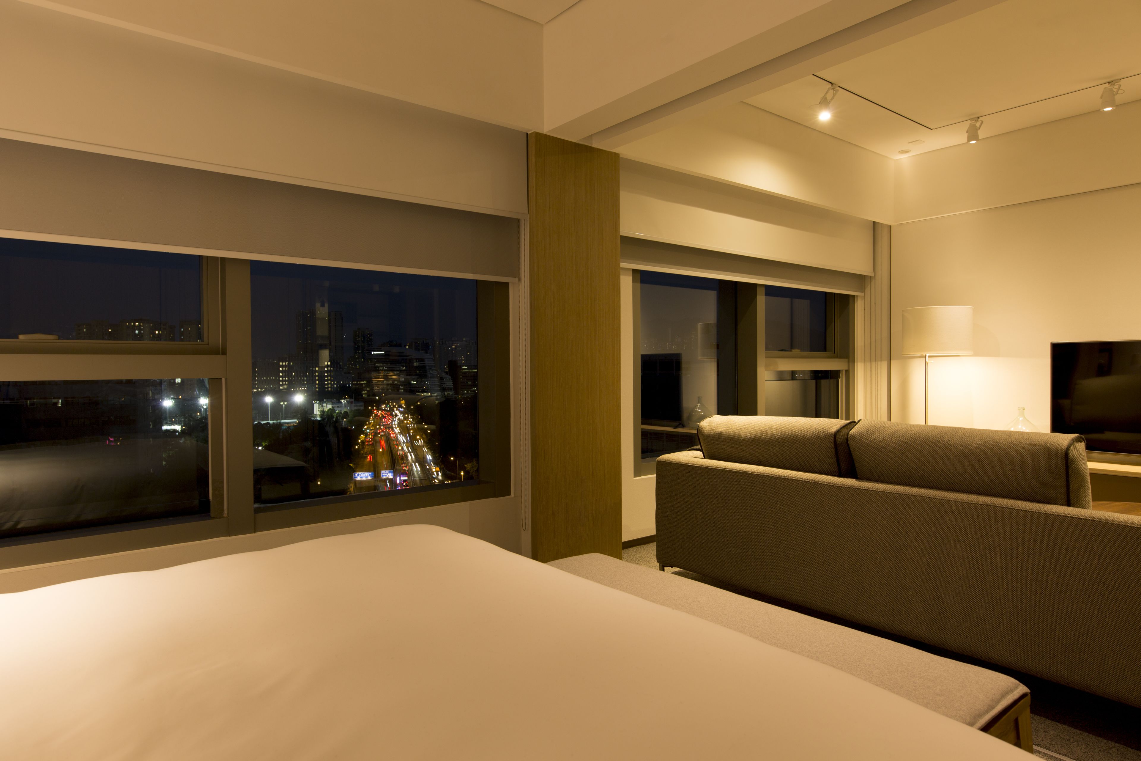 Premium Suite | Hypo-allergenic bedding, down comforters, in-room safe, desk