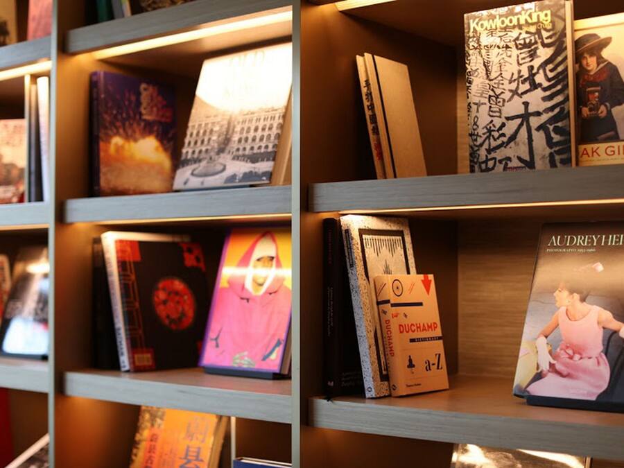 Una estantería con varios libros y revistas.