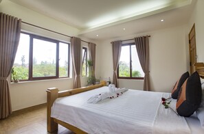 Dobbeltrom – deluxe, balkong, byutsikt | Minibar, skrivebord og wi-fi (inkludert)