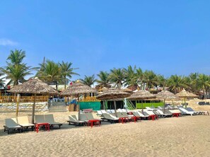 Private beach nearby, white sand, sun loungers, beach umbrellas - Hien Hoa Villa Hoi An (Da Nang)