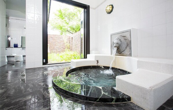 Villa (Goryoukan Villa, Check-in by 6PM) | Salle de bain | Baignoire et douche séparées, baignoire à l’eau de source