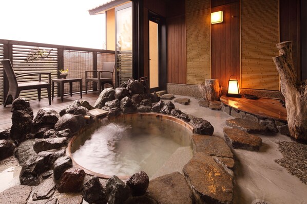 Villa (Yukino-Shita) | Baño | Bañera y ducha independientes y bañera de agua termal