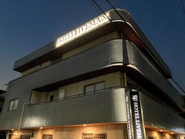 Un edificio de hotel con un llamativo letrero que dice 'HOTEL LIVING' en la fachada.
