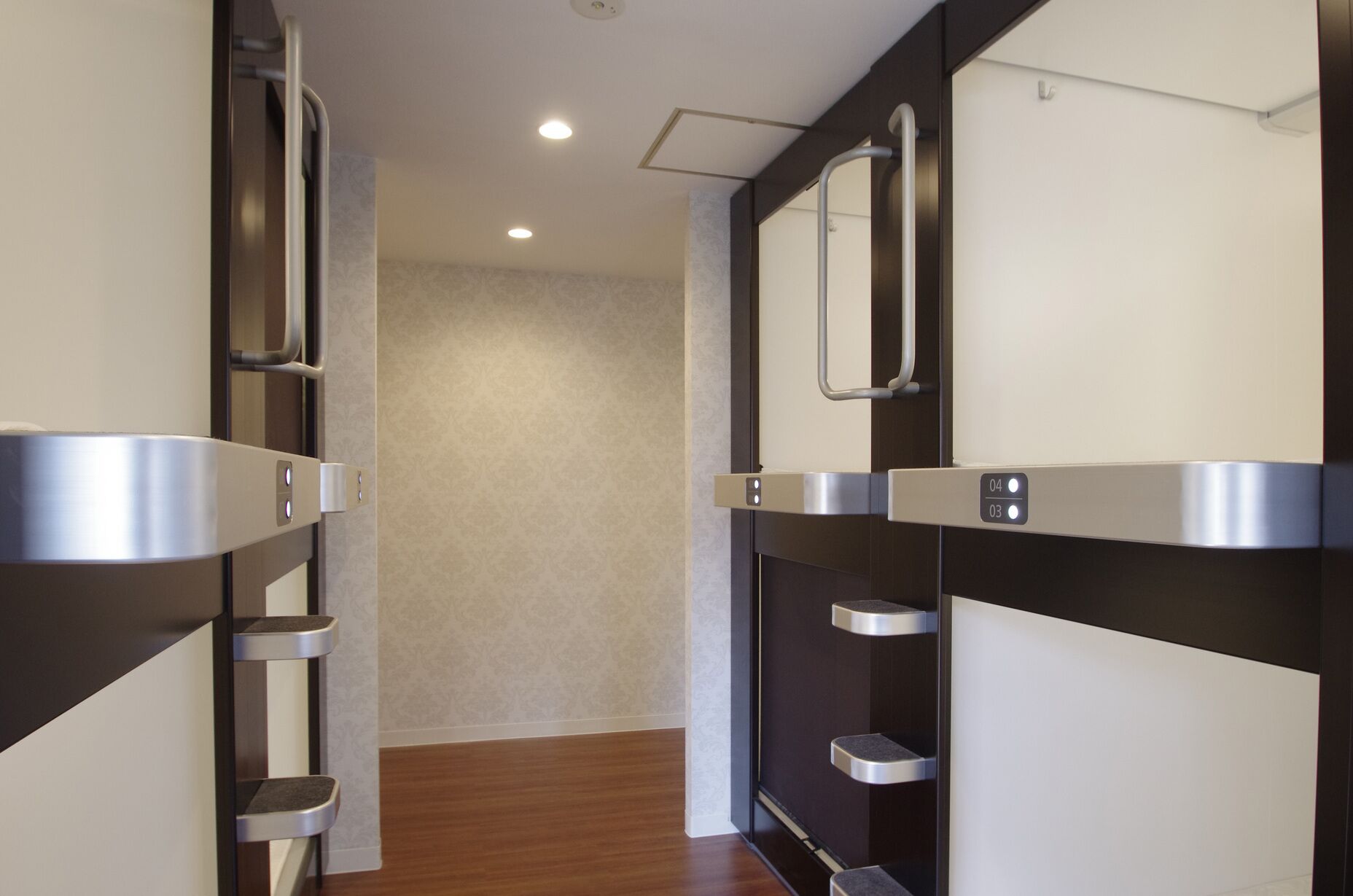 Un baño moderno con espejo, toallero y zona de ducha.
