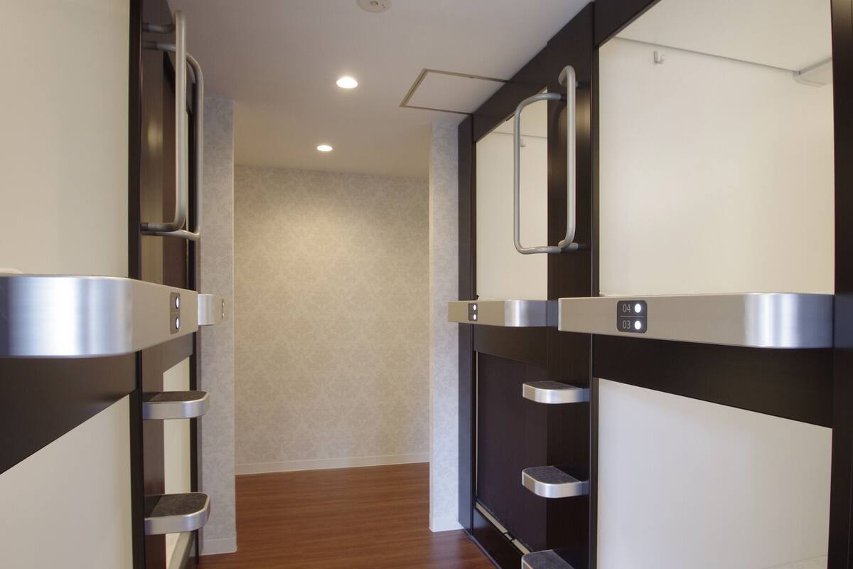 Un baño moderno con espejo, toallero y zona de ducha.