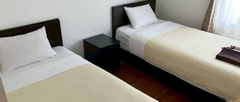 Habitación con 2 camas individuales, no fumadores (with Shower) | Wifi gratis y ropa de cama