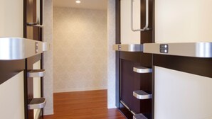 A modern elevator with metallic finishes and a digital display. - HOTEL LiVEMAX BUDGET Kawasaki Daishi (Kawasaki)