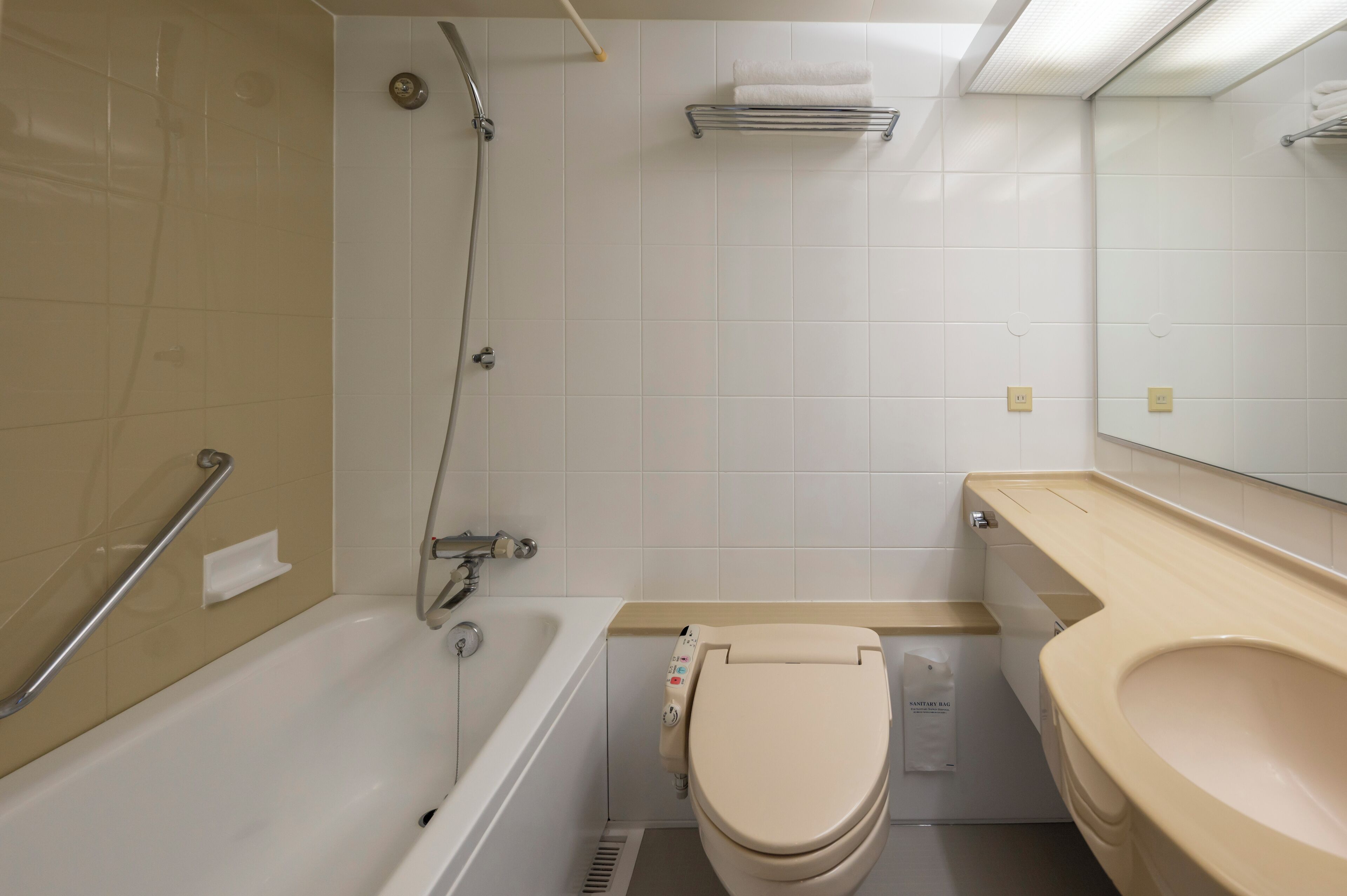 Een badkamer met een bad, toilet en wastafel.