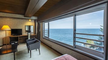 OCEAN Deluxe Triple (Non-smoking) | In-room safe, desk, free WiFi, bed sheets