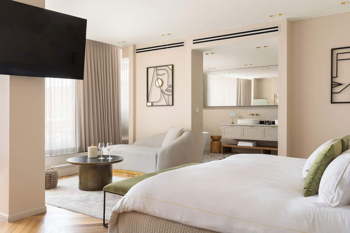 Exclusive Suite | 1 bedroom, minibar, in-room safe, blackout drapes