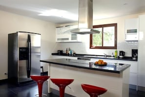 Refrigerador con freezer, microondas, placa de cocina, cafetera expreso