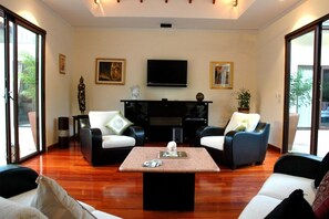Flat-screen TV - The Gardens Villas (Thep Krasattri)