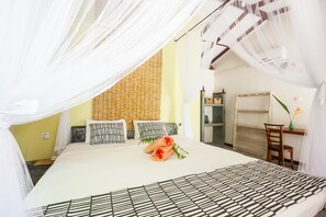 Habitación Deluxe, vista a la alberca, junto a la alberca | Caja de seguridad en la habitación y wifi gratis