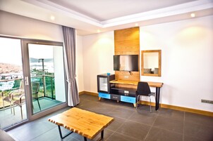 Rom – deluxe, balkong, sjøutsikt | Oppholdsområde | En 39-tommers LED-TV med Parabol-TV samt TV