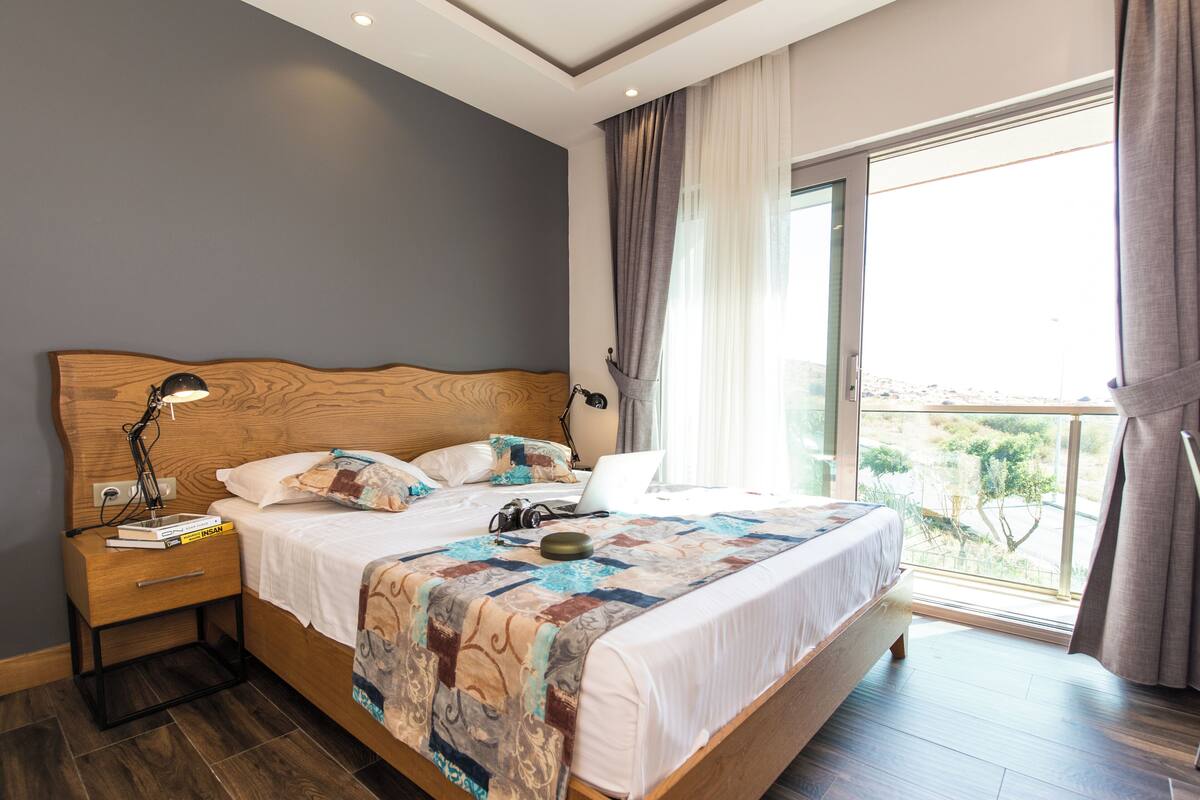 1 bedroom, premium bedding, in-room safe, desk