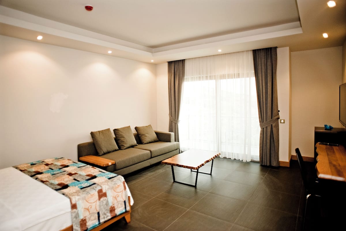 1 bedroom, premium bedding, in-room safe, desk