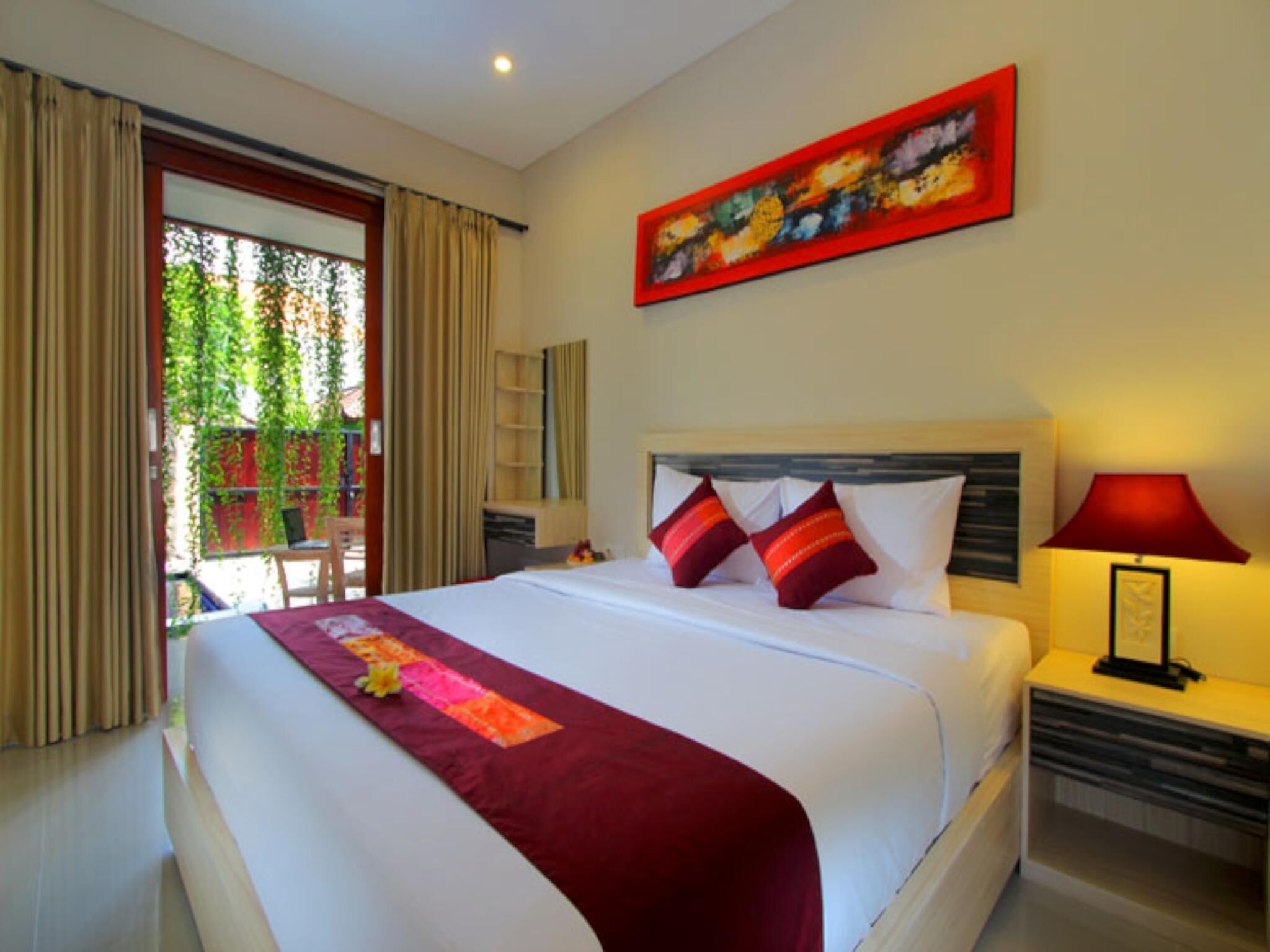 Minibar, värdeförvaringsskåp på rummet, skrivbord och gratis wi-fi