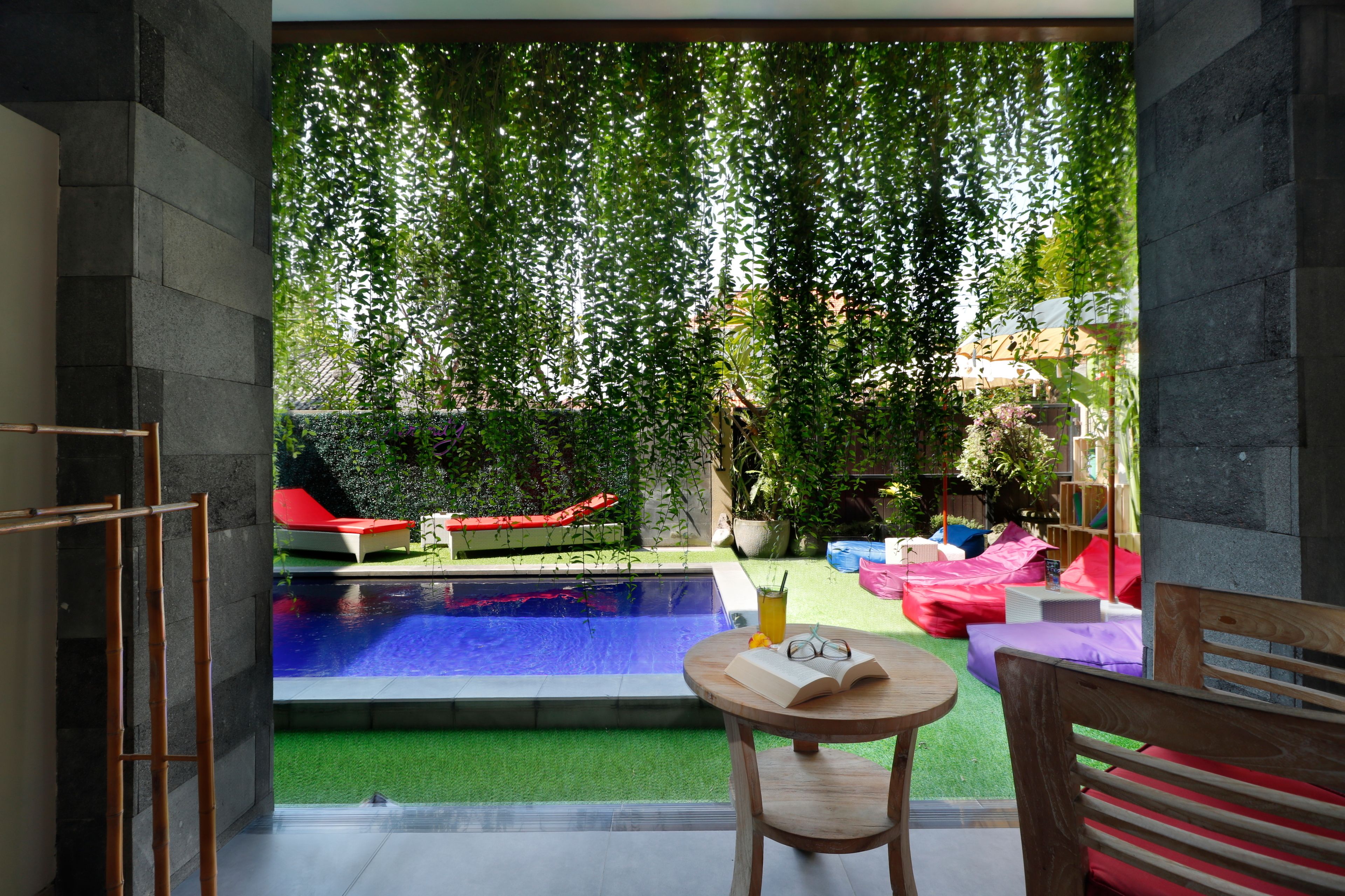 Habitación superior, acceso a la piscina | Minibar, caja fuerte, escritorio y wifi gratis