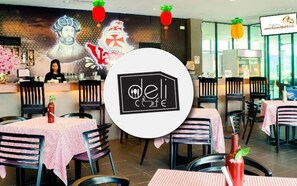 Menyajikan masakan internasional