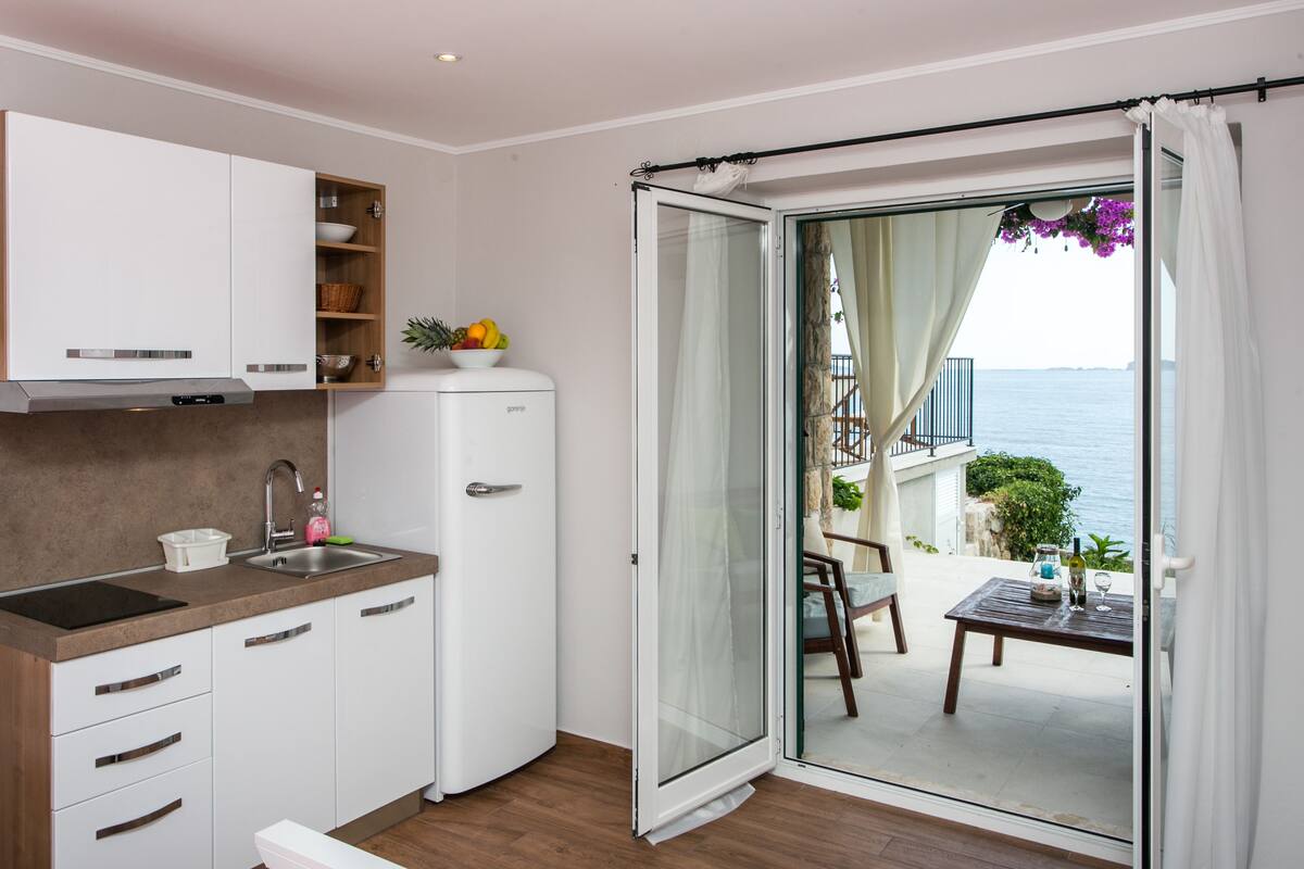 studio, terrace, sea view | private kitchenette | fridge, stovetop, cookware/dishes/utensils