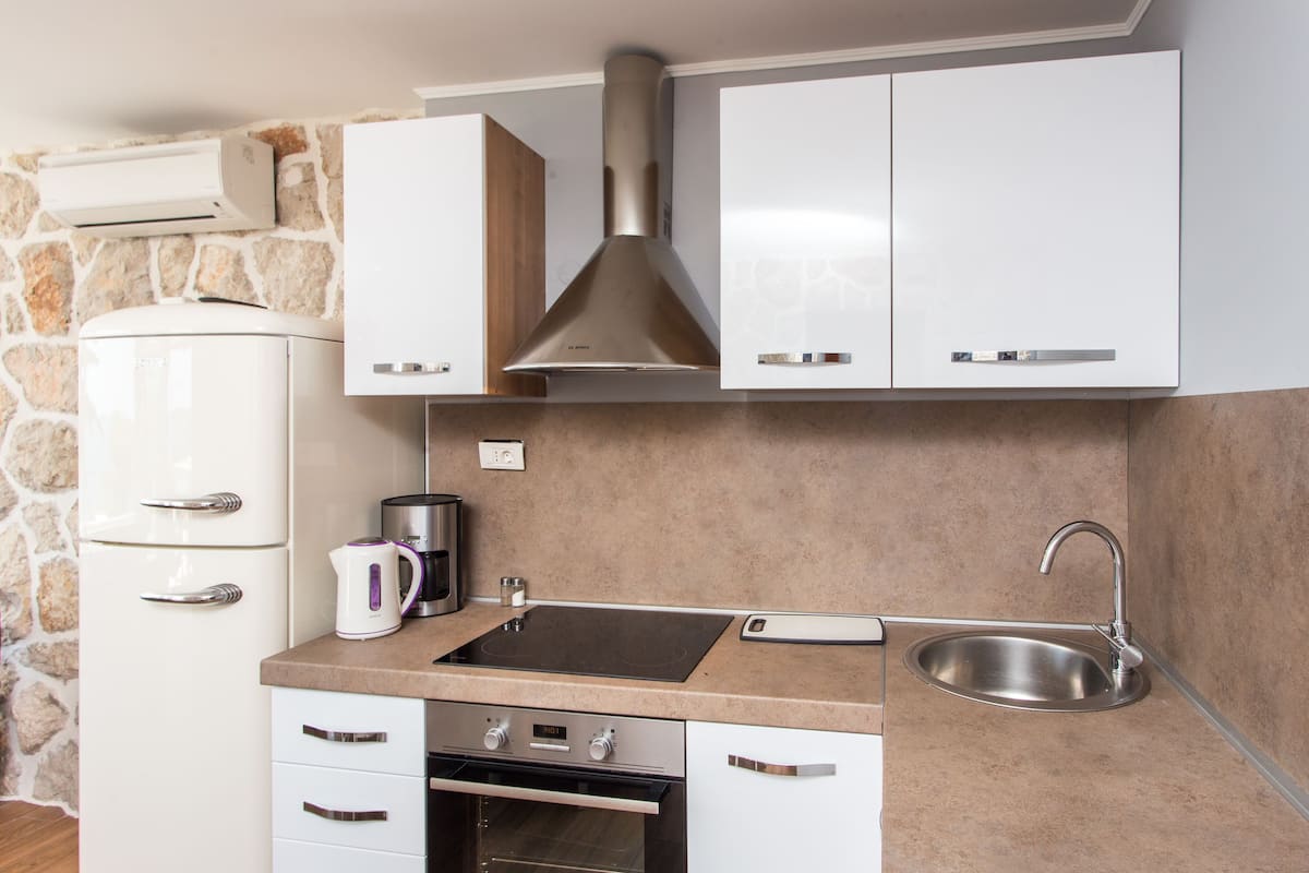 apartment, 1 bedroom, terrace, sea view | private kitchen | fridge, stovetop, cookware/dishes/utensils