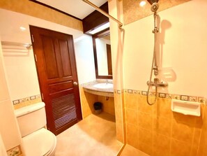 Bruser, brusehoved med hydromassage, gratis toiletartikler, håndklæder