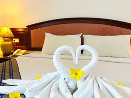 Quarto casal superior | Escrivaninha, cortinas blackout, quartos à prova de som