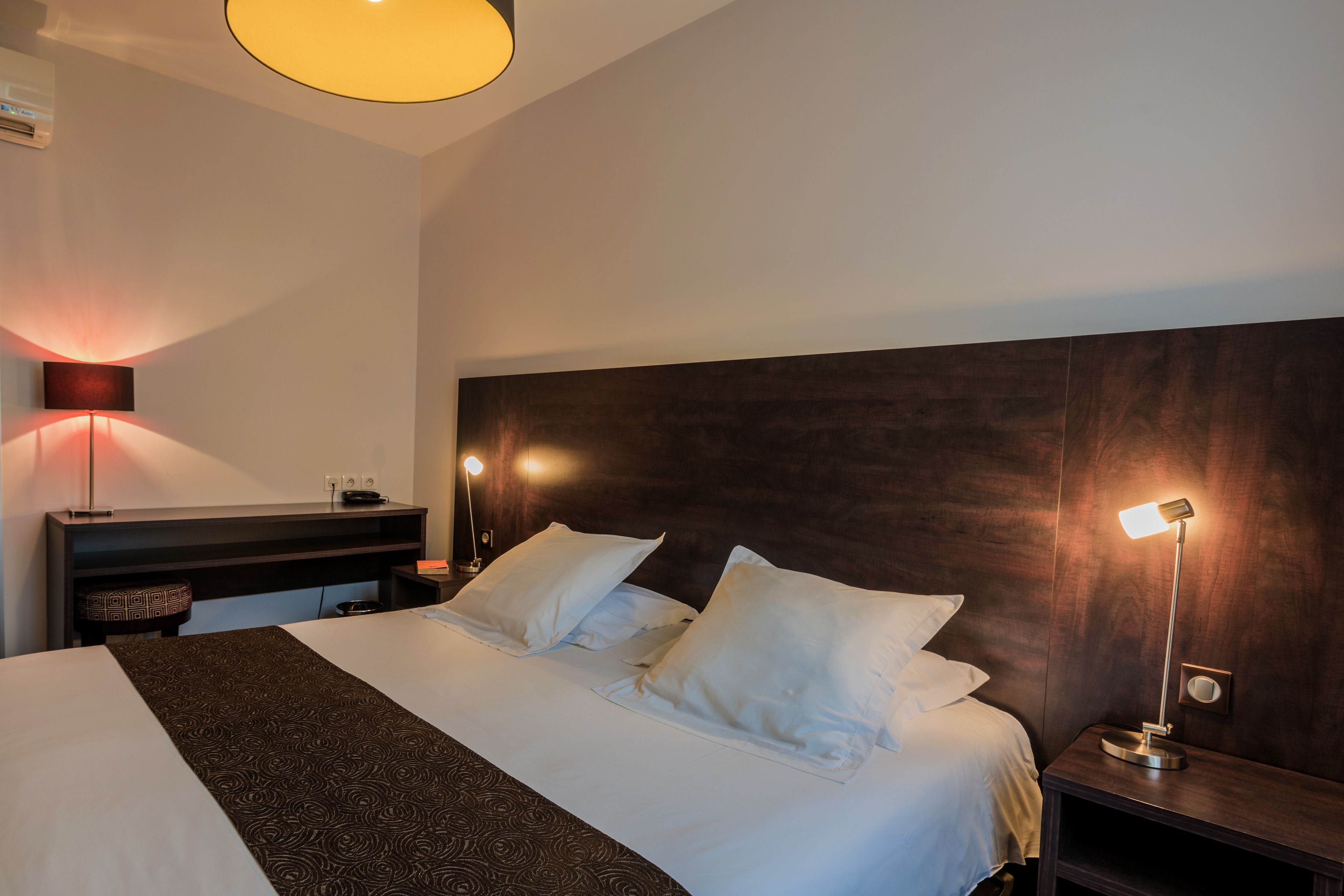 desk, soundproofing, free wifi, bed sheets