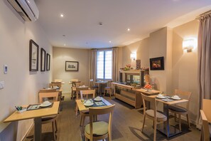 Desayuno continental diario (EUR 10 por persona)