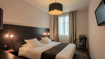 Desk, soundproofing, free WiFi, bed sheets