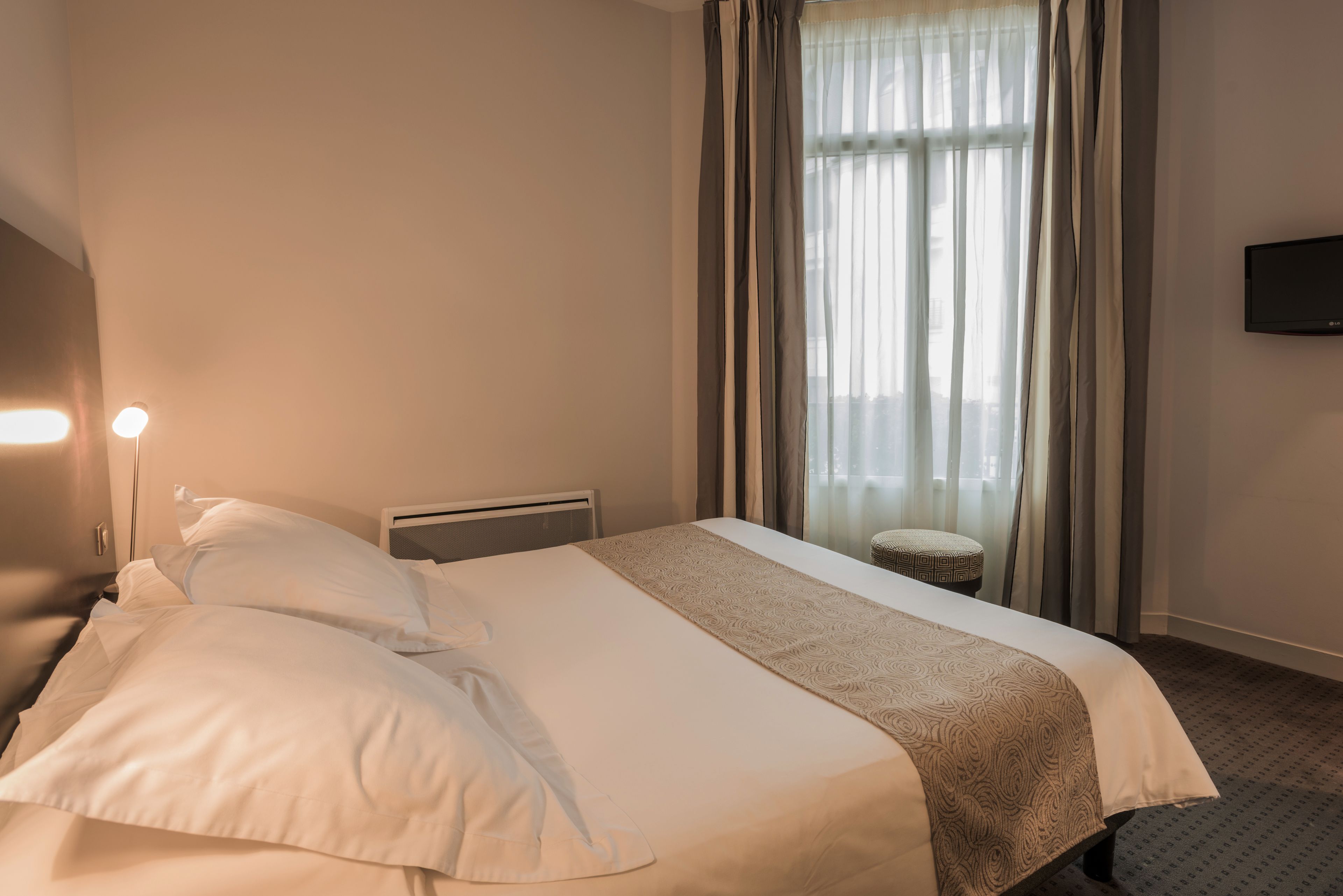 standard room, 1 double bed | desk, soundproofing, free wifi, bed sheets