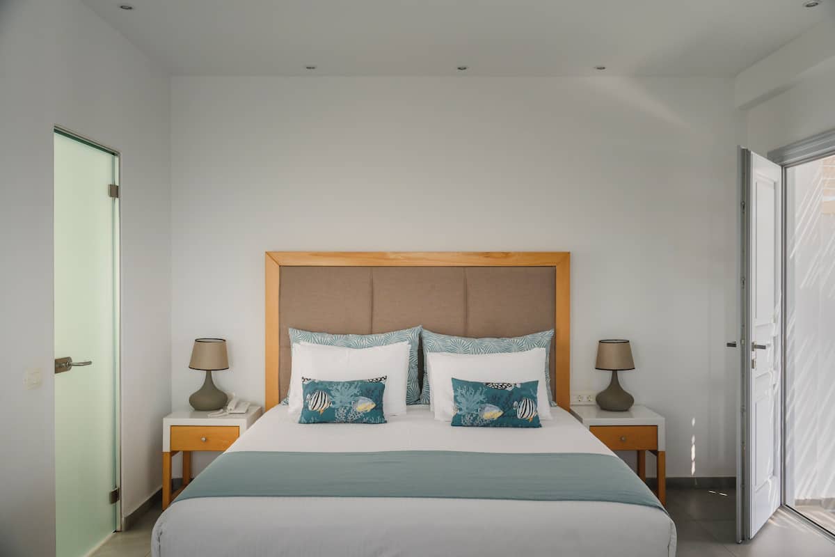 Suite estudio junior, vista al mar | Camas con pillow-top, caja de seguridad en la habitación y escritorio