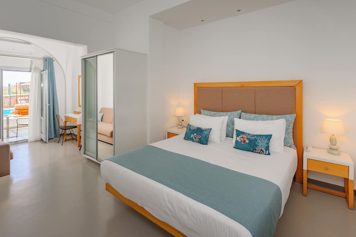 Habitación doble superior, acceso a la alberca | Camas con pillow-top, caja de seguridad en la habitación y escritorio