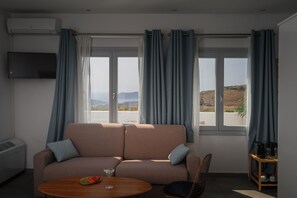 Junior-studiosuite - havudsigt | Opholdsområde | 32-tommers smart-tv med digitale kanaler