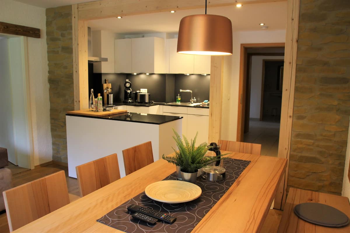 Appartamento Design | Area soggiorno | TV a schermo piatto 36 pollici con canali satellitari, TV