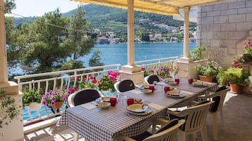 Double Room (Standard Double Room with Sea View) | Dining room
