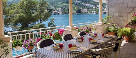 Double Room (Standard Double Room with Sea View) | Dining room