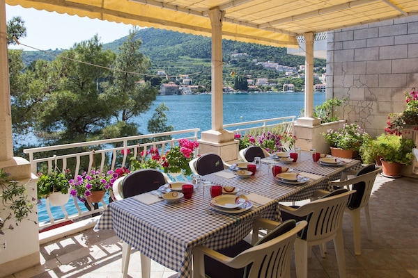 Double Room (Standard Double Room with Sea View) | Dining room