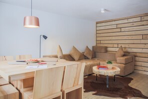Apartment, 4 Bedrooms (Maisonette) | In-room dining