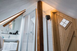 Apartment, 4 Bedrooms (Maisonette) | Bathroom | Shower, hair dryer, towels
