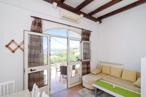 Studio, terras, uitzicht op zee | Luxe beddengoed, een bureau, gratis wifi, beddengoed